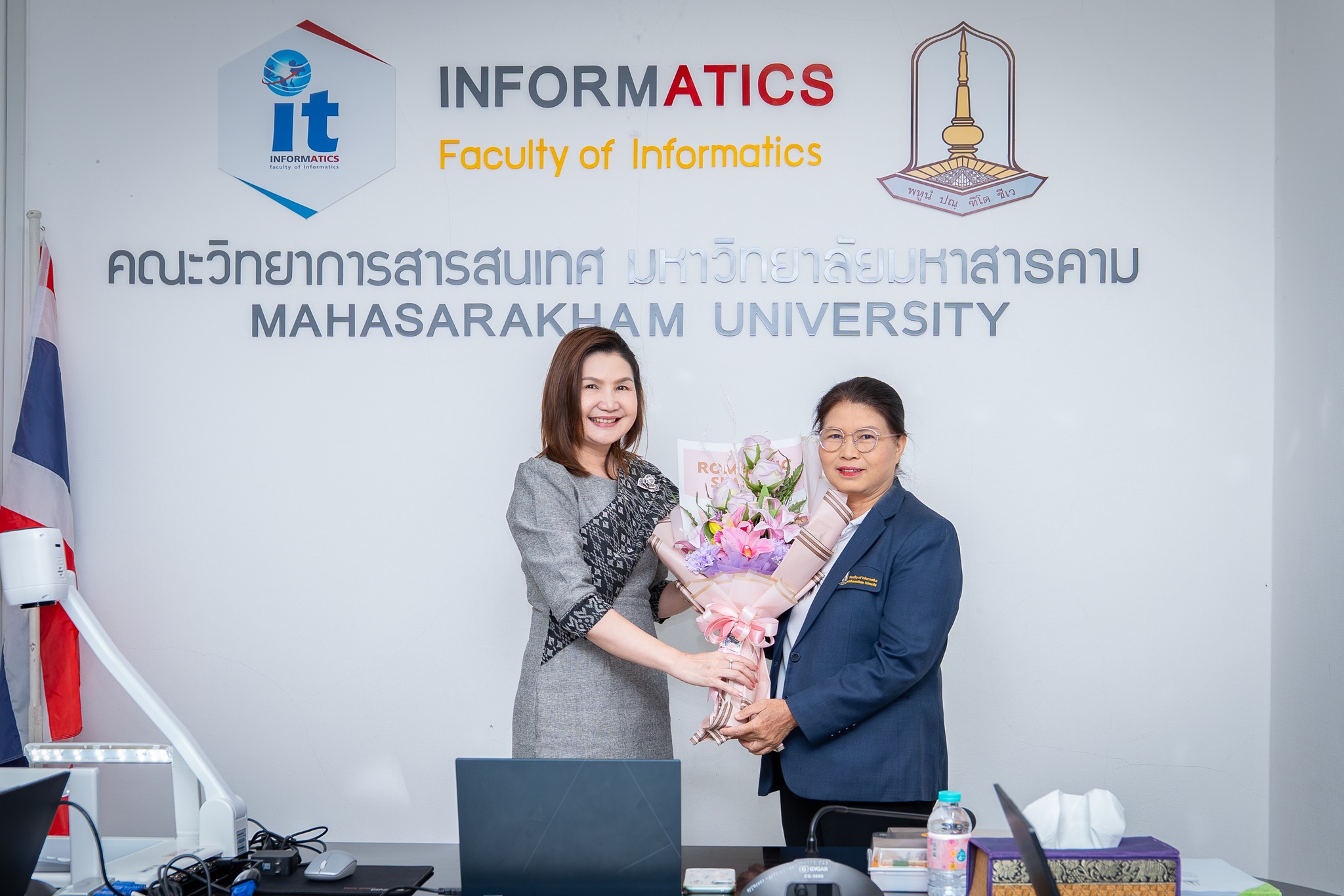 แสดงความยินดีกับ รองศาสตราจารย์ศศิธร แก้วมั่น อาจารย์ประจำภาควิชาวิทยาการคอมพิวเตอร์ ในโอกาสที่ได้รับการแต่งตั้งให้ดำรงตำแหน่งทางวิชาการ  “รองศาสตราจารย์”