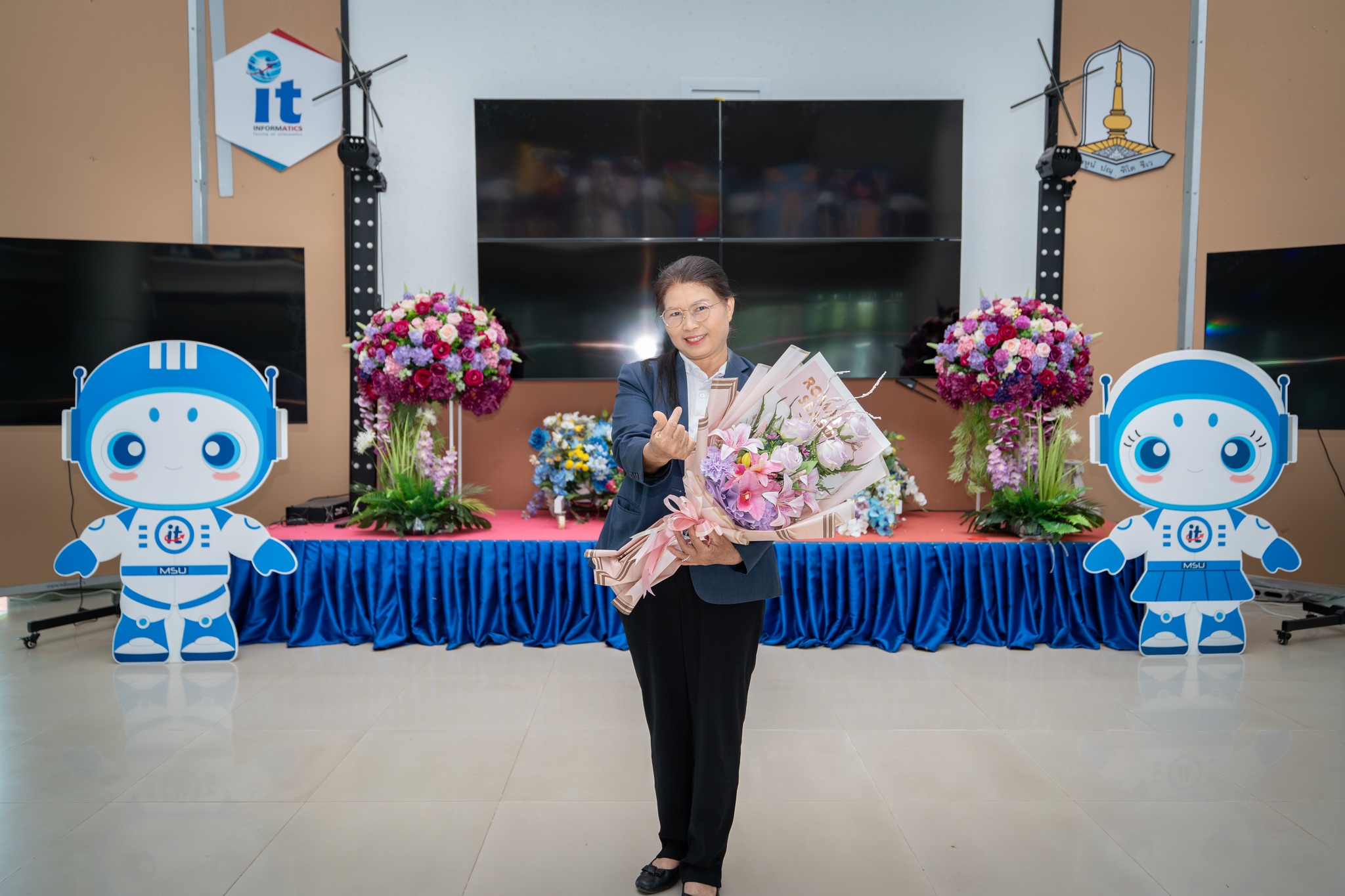 แสดงความยินดีกับ รองศาสตราจารย์ศศิธร แก้วมั่น อาจารย์ประจำภาควิชาวิทยาการคอมพิวเตอร์ ในโอกาสที่ได้รับการแต่งตั้งให้ดำรงตำแหน่งทางวิชาการ  “รองศาสตราจารย์”