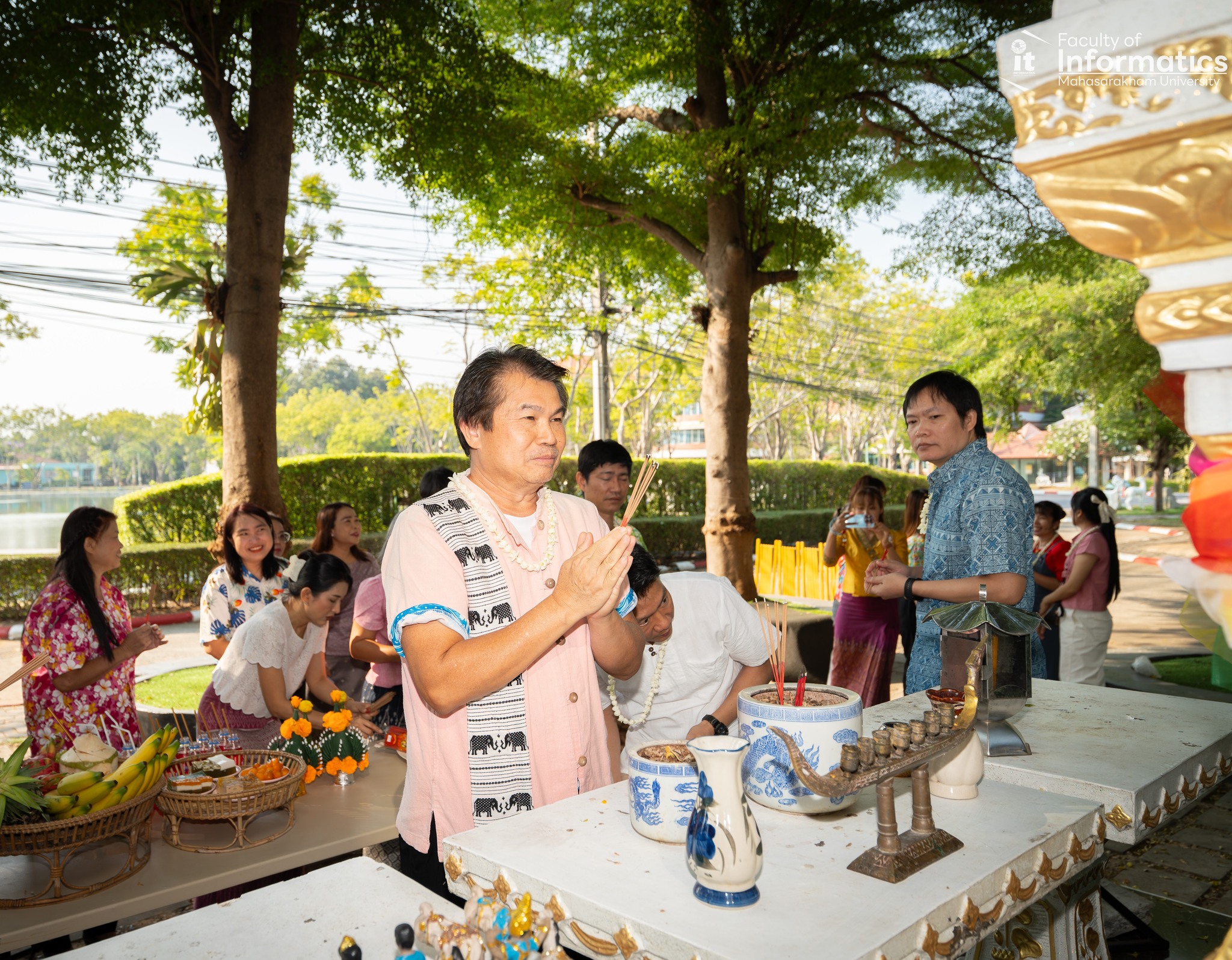 สักการะองค์พระพรหม เสริมสิริมงคลรับปีใหม่ไทย