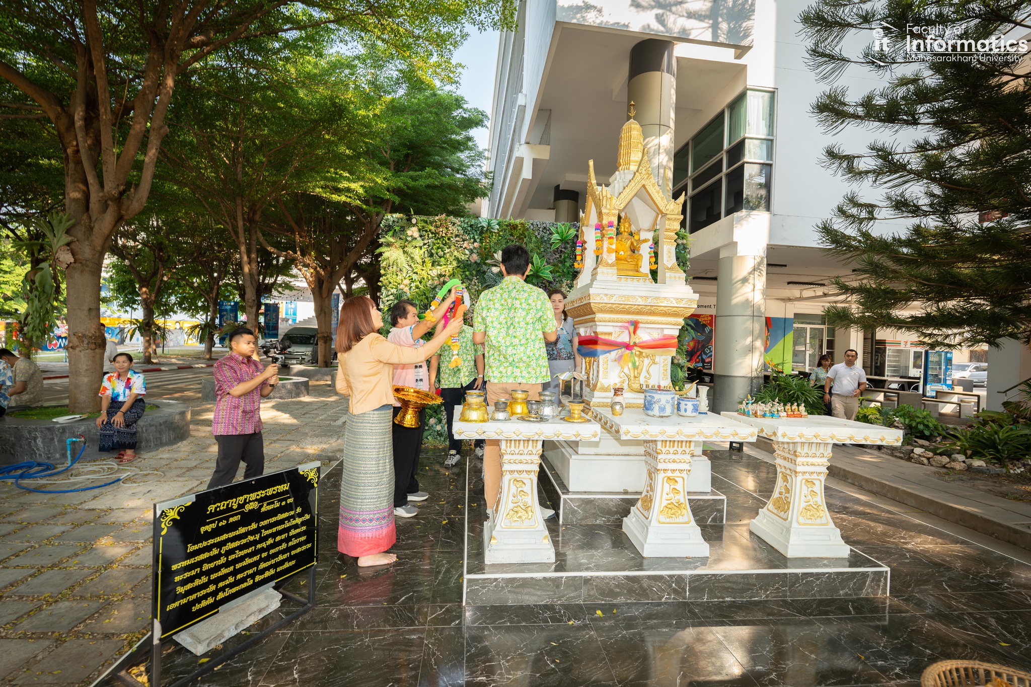 สักการะองค์พระพรหม เสริมสิริมงคลรับปีใหม่ไทย