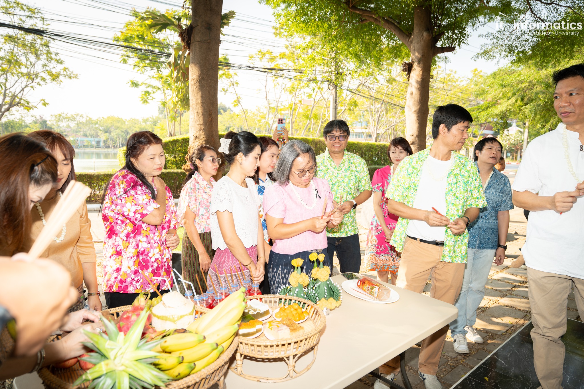 สักการะองค์พระพรหม เสริมสิริมงคลรับปีใหม่ไทย