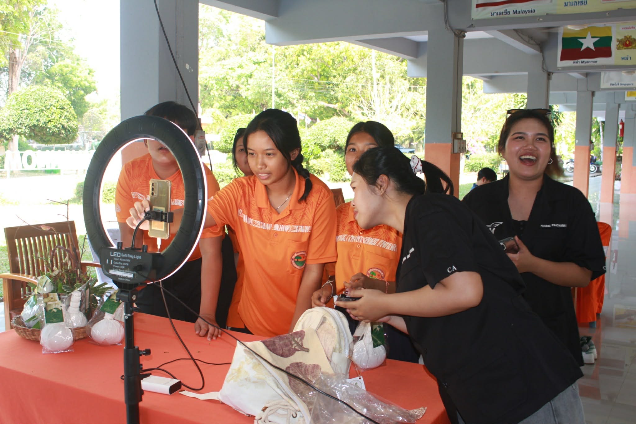 โครงการบริการวิชาการเพื่อยกระดับศักยภาพชุมชนด้านเศรษฐกิจและสังคมผ่านสมุนไพรพื้นบ้าน