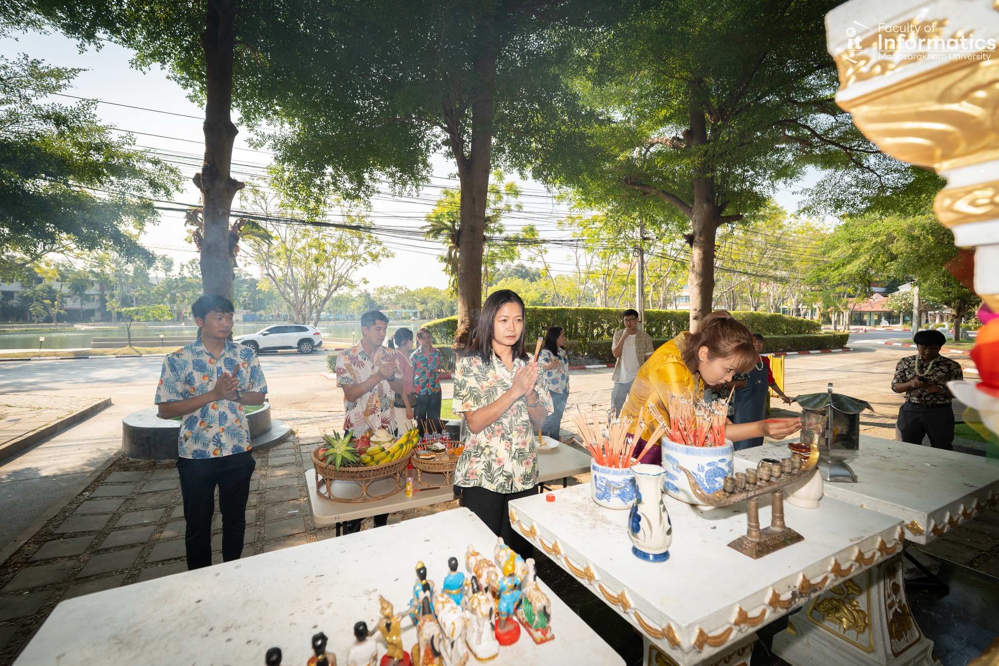 สักการะองค์พระพรหม เสริมสิริมงคลรับปีใหม่ไทย