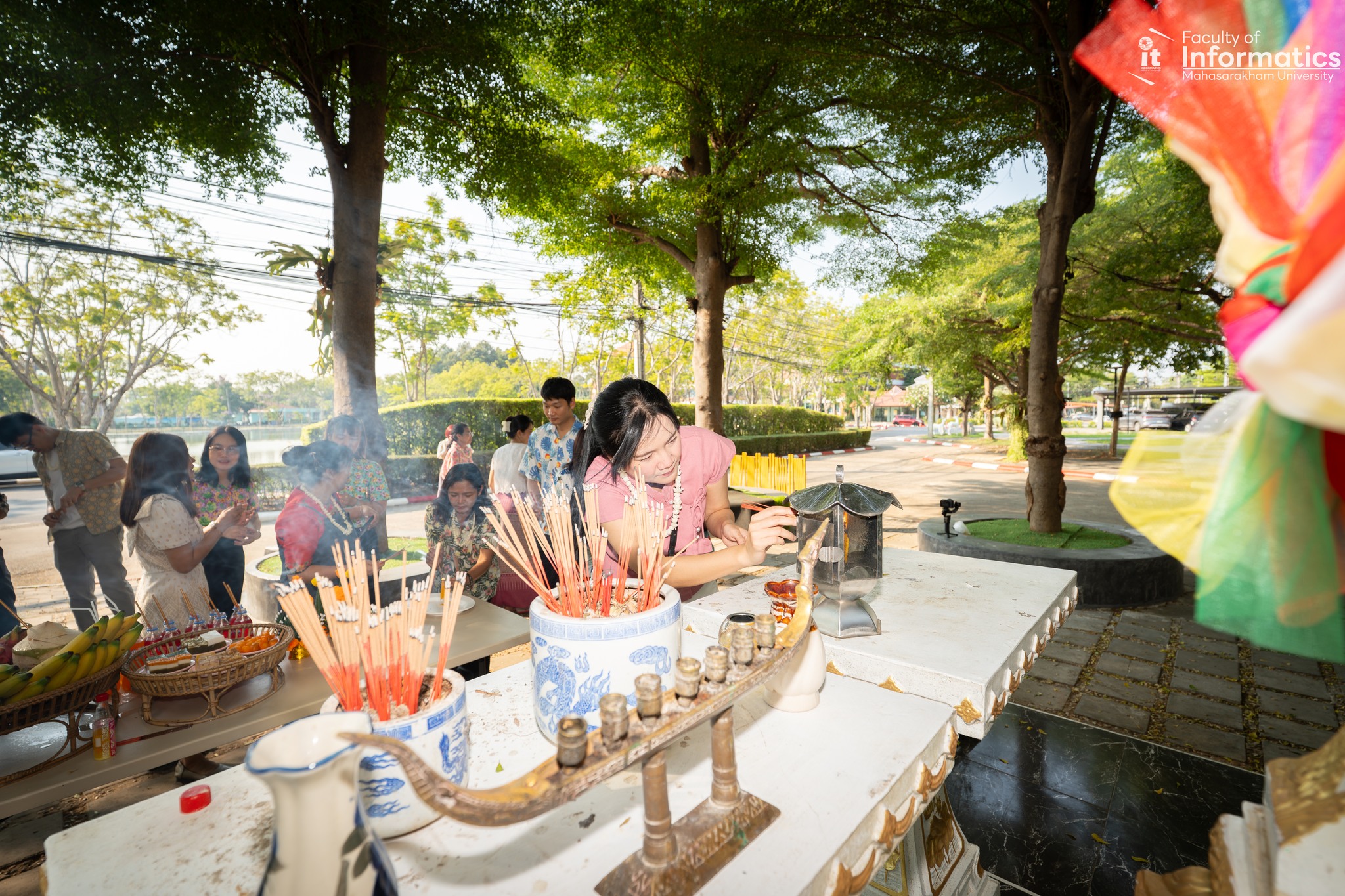 สักการะองค์พระพรหม เสริมสิริมงคลรับปีใหม่ไทย