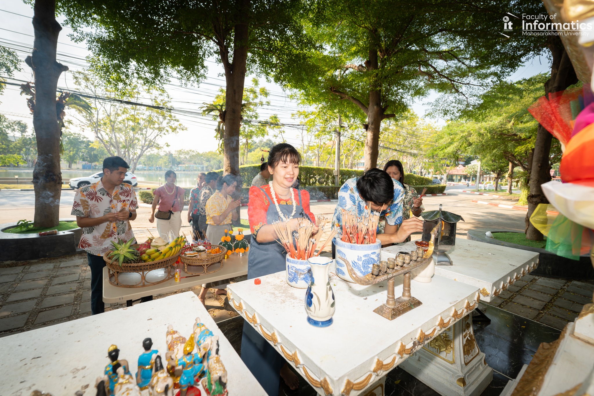 สักการะองค์พระพรหม เสริมสิริมงคลรับปีใหม่ไทย