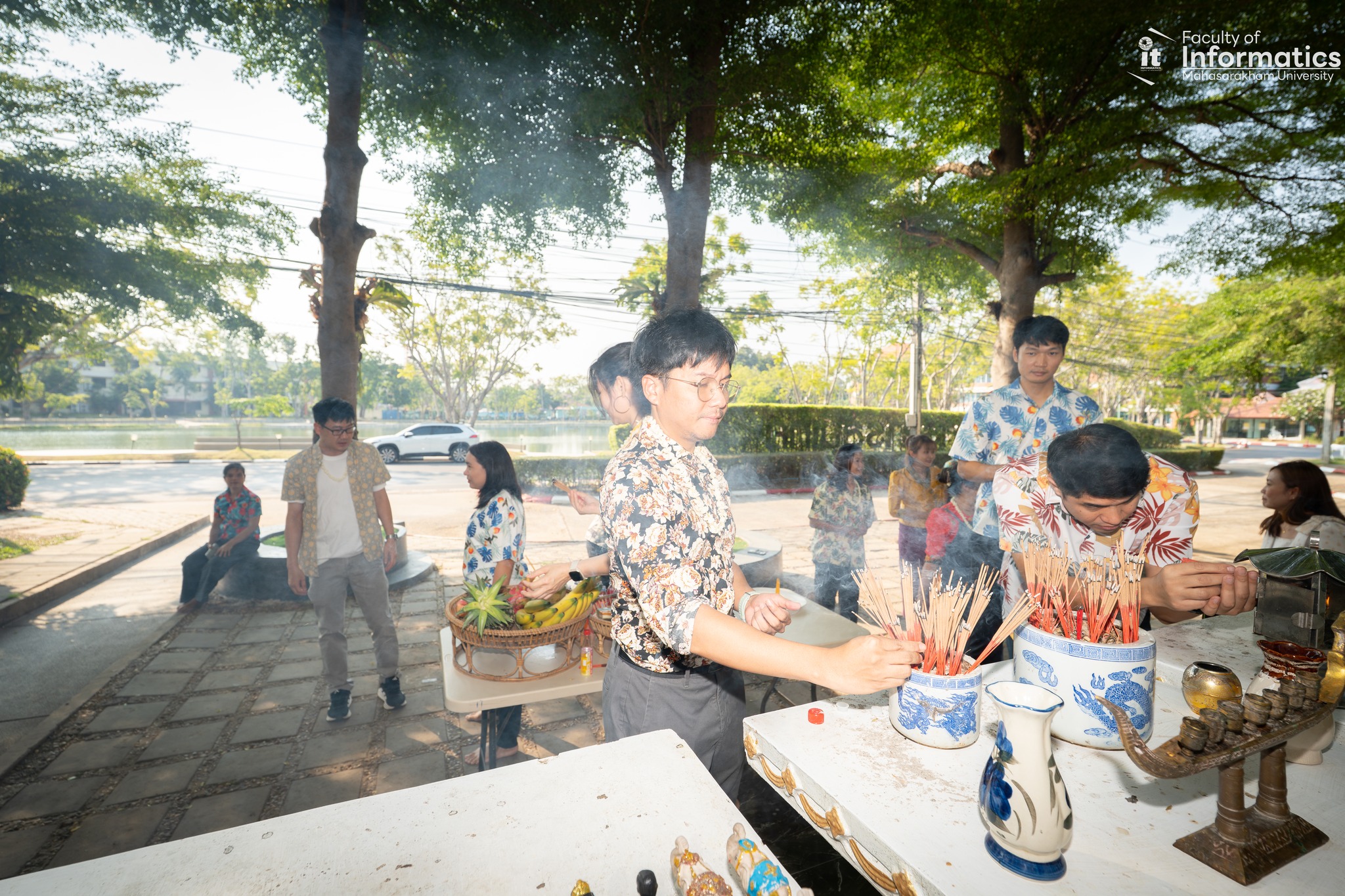 สักการะองค์พระพรหม เสริมสิริมงคลรับปีใหม่ไทย