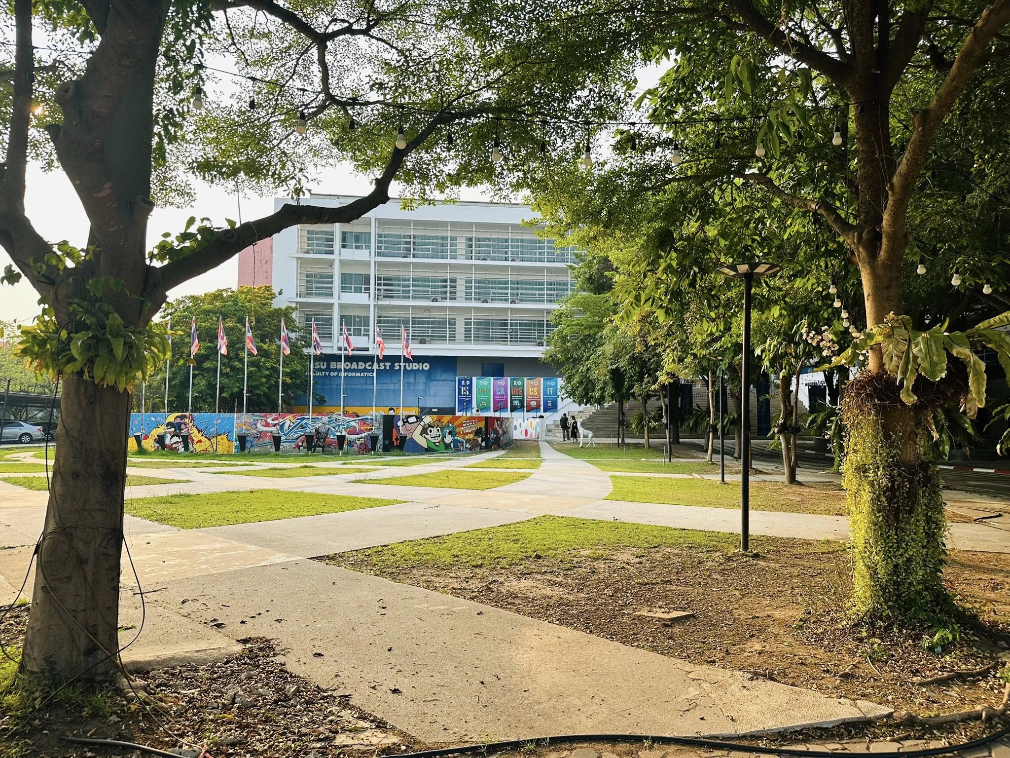 ปรับปรุงภูมิทัศน์เพื่อสร้างบรรยากาศต้อนรับผู้สำเร็จการศึกษาในระหว่างการฝึกซ้อม วันที่ 24 – 25 เมษายน 2569